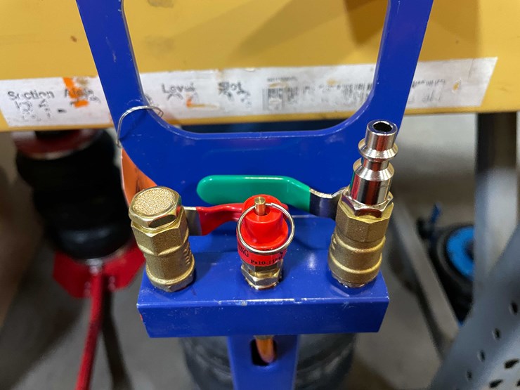 #8532-•-pneumatic-11,000-lb-lift-capacity-air-jack-(pr12)-image-3