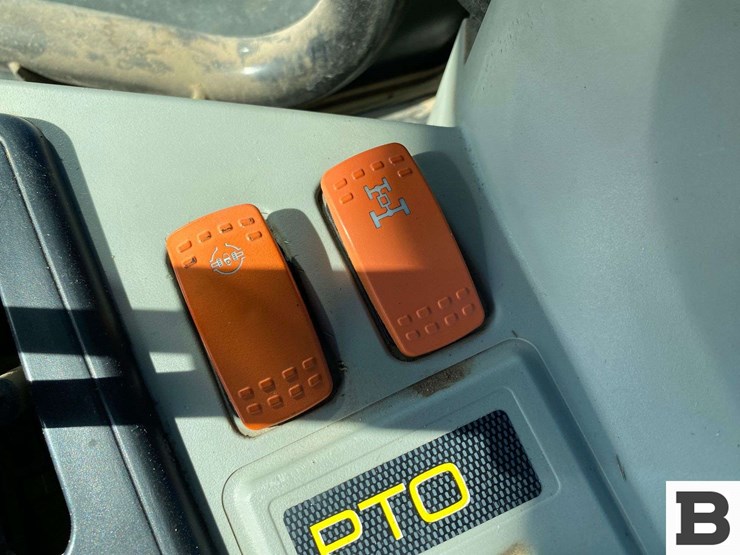 2012-massey-ferguson-5475-image-76