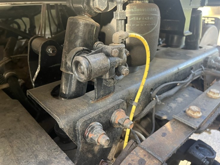 2011-international-7600-image-38