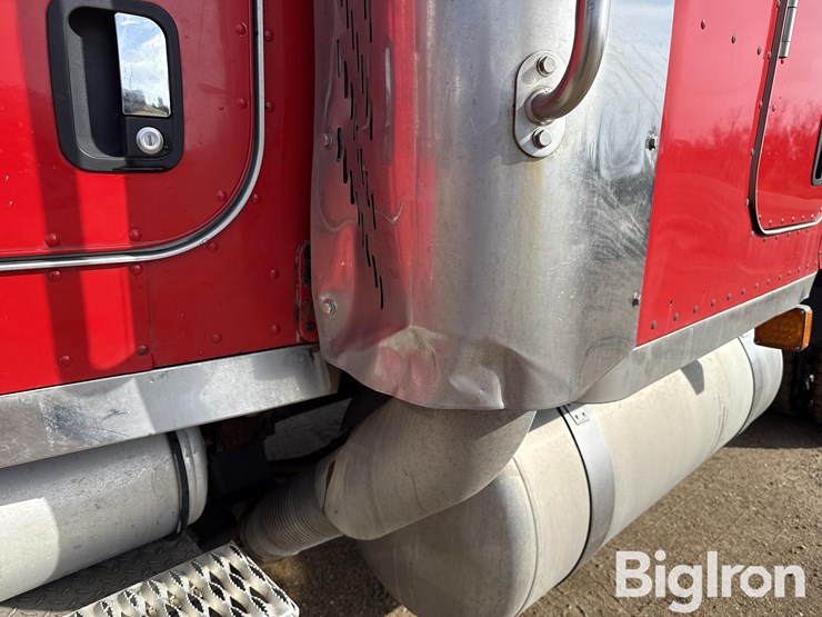 2011-peterbilt-388-image-11