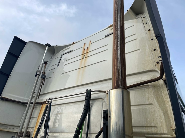 #1372-•-2014-volvo-sleeper-semi-(has-wi-title)-(of)-image-29