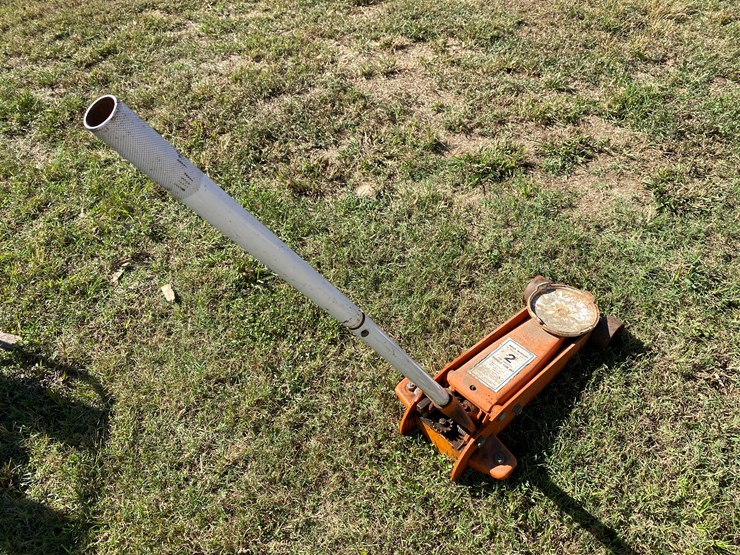 #73-•-#181-•-2-ton-hydraulic-floor-jack-image-3