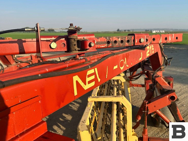 new-holland-216-image-16