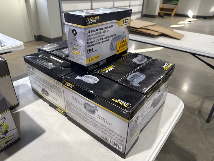 #28395-•-lot-of-(8)-power-zone-led-dusk-to-dawn-utility-lights-image-3