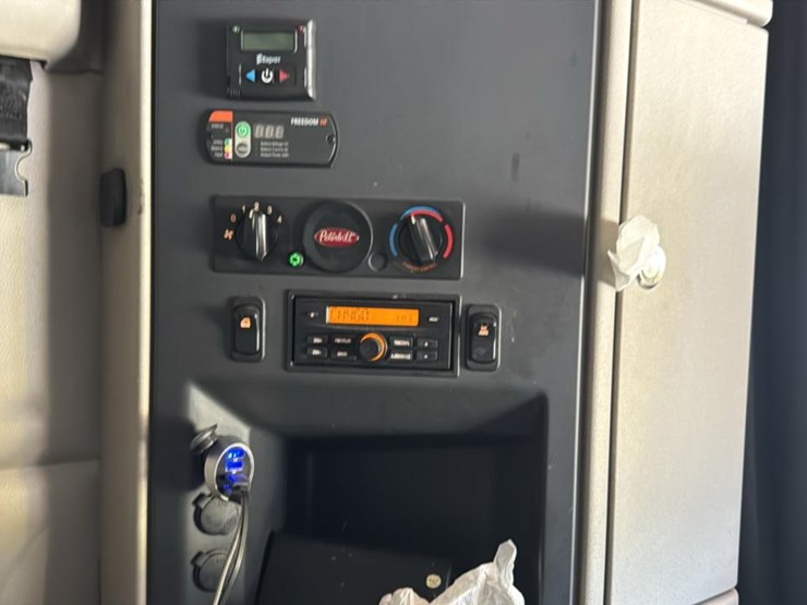 2023-peterbilt-579-image-70