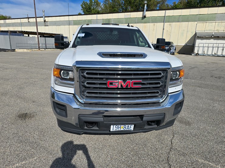 2017-gmc-sierra-3500-image-38