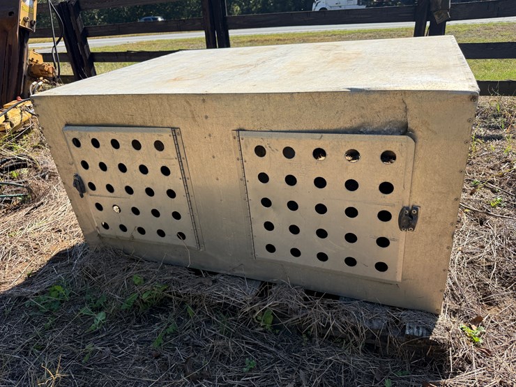 #54-•-#1009-•-aluminum-dog-box-image-1