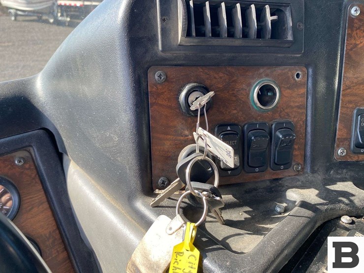 2006-peterbilt-320-image-52