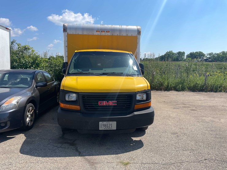 #1376-•-2012-gmc-savana-box-truck-(has-wi-title)-(of)-image-2