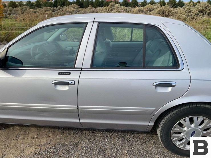 2005-ford-crown-victoria-sedan-image-12