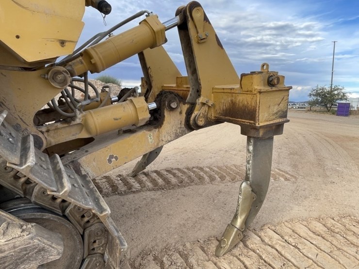 2017-caterpillar-d8t-image-32