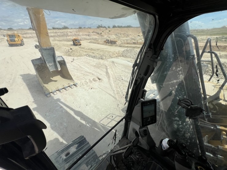 2021-caterpillar-395-image-43