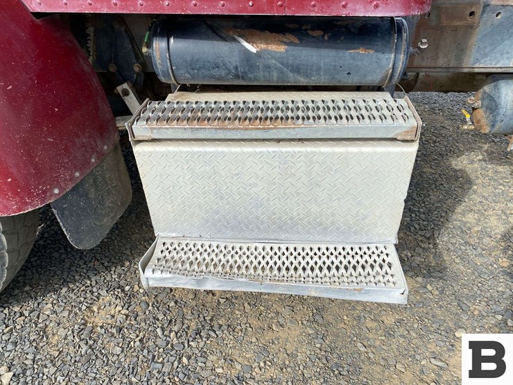 2003-peterbilt-330-image-11