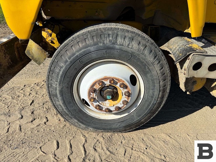 1969-mack-boom-truck-image-10