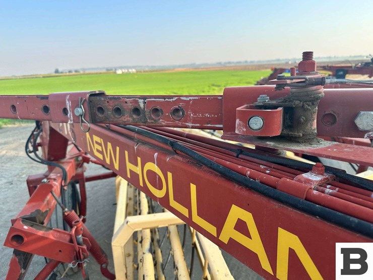 new-holland-216-image-27