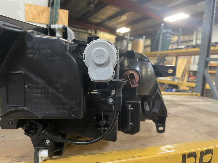 #8606-•-lincoln-suv-headlights-(pr12)-image-12