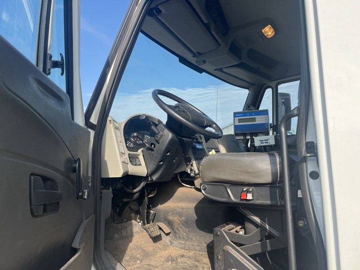 2011-international-7600-image-118