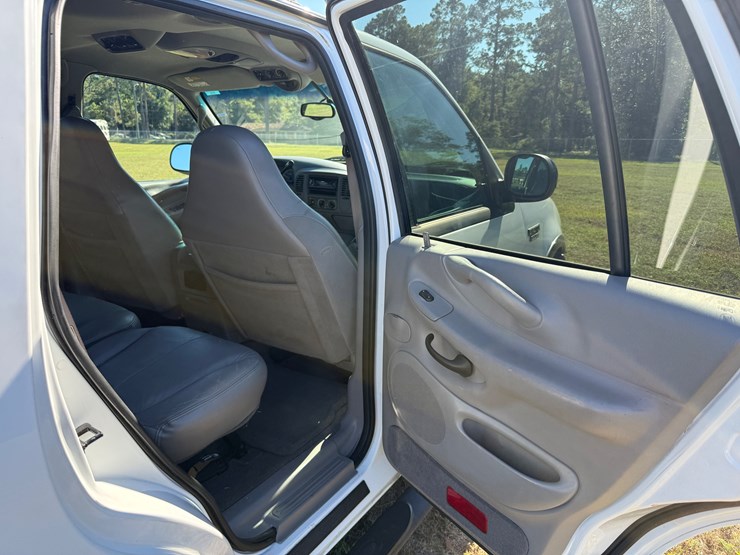 2002-ford-expedition-image-16