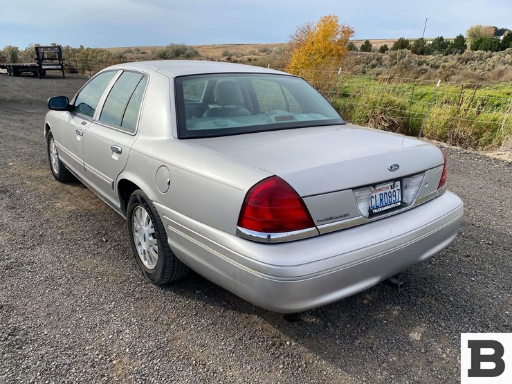 2005-ford-crown-victoria-sedan-image-3