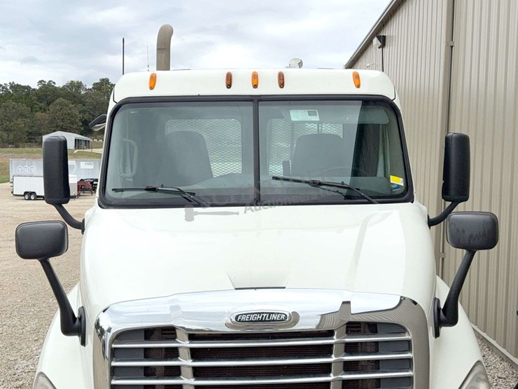 2012-freightliner-cascadia-113-image-10
