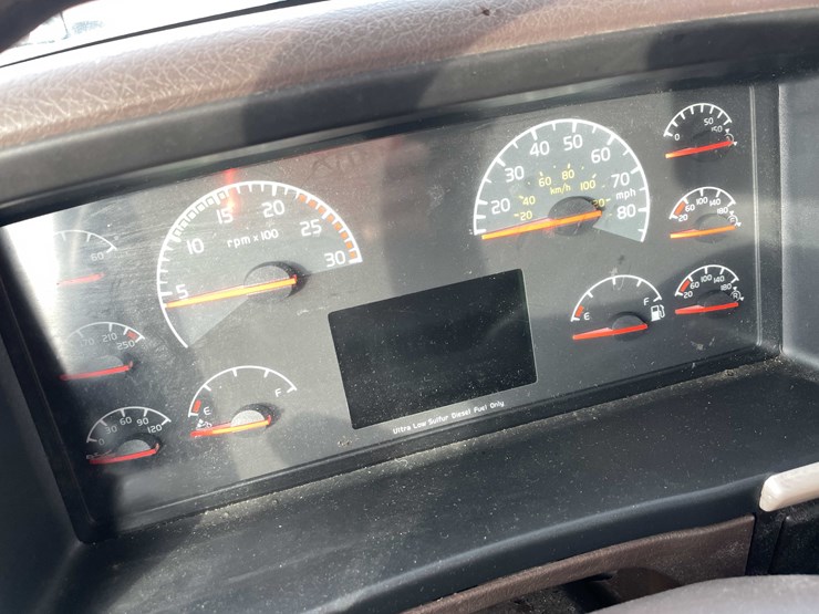 #1372-•-2014-volvo-sleeper-semi-(has-wi-title)-(of)-image-59