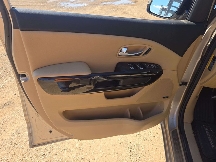 2015-kia-sedona-image-13