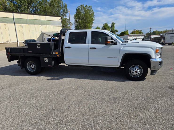 2017-gmc-sierra-3500-image-30