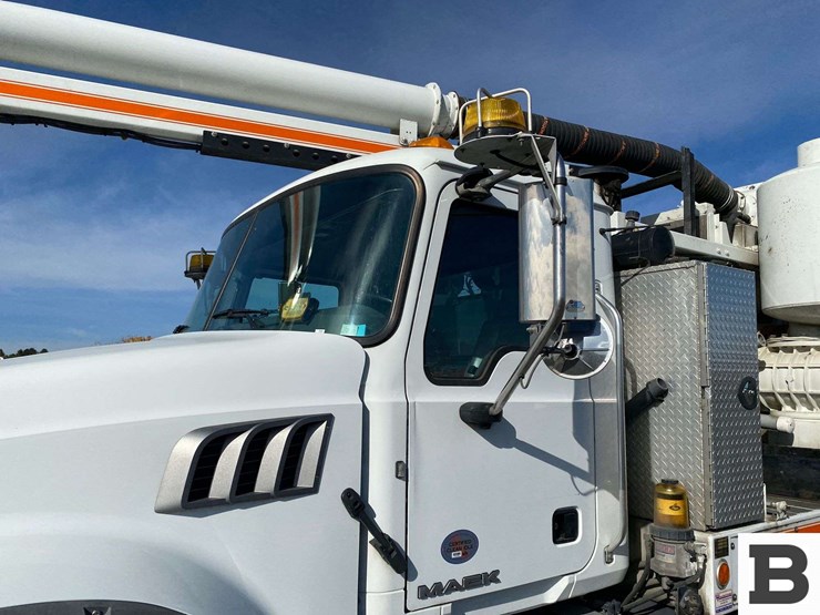 2017-mack-granite-gu713-image-23