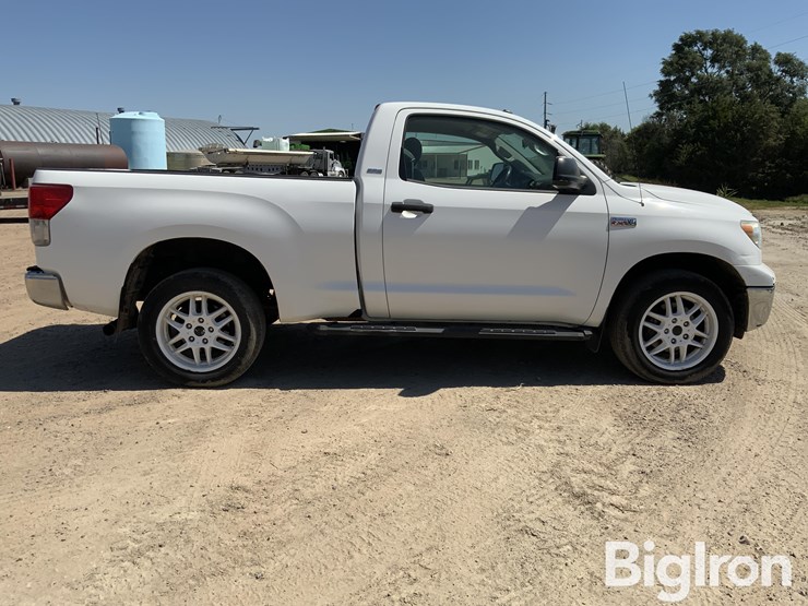 2013-toyota-tundra-sr5-image-4