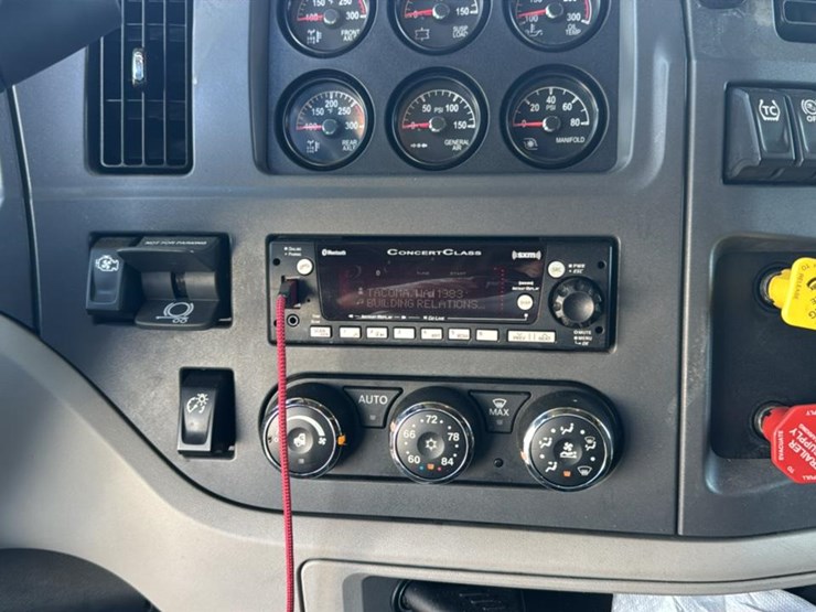 2023-peterbilt-579-image-55