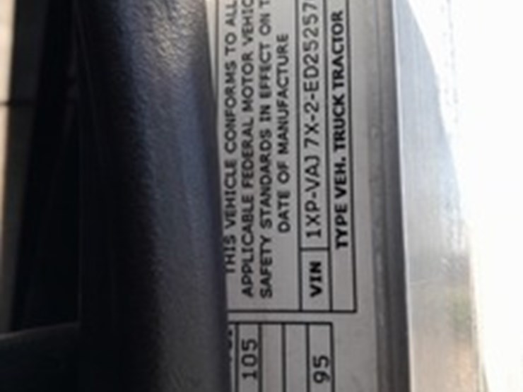 2014-peterbilt-384-image-7