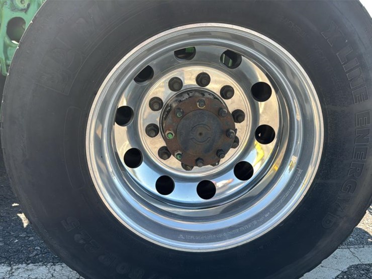 2023-peterbilt-579-image-23