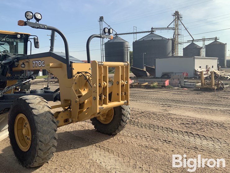 2011-deere-770g-image-20