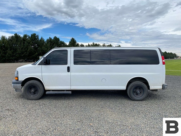 2019-chevrolet-express-3500-image-2
