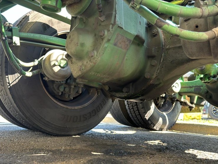 2023-peterbilt-579-image-38