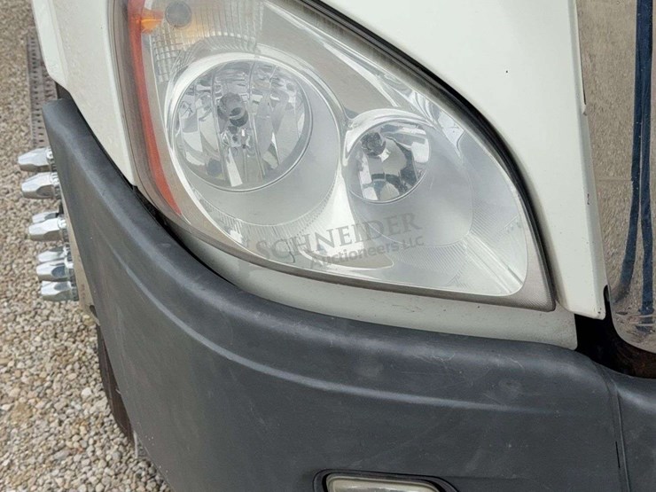 2012-freightliner-cascadia-113-image-13