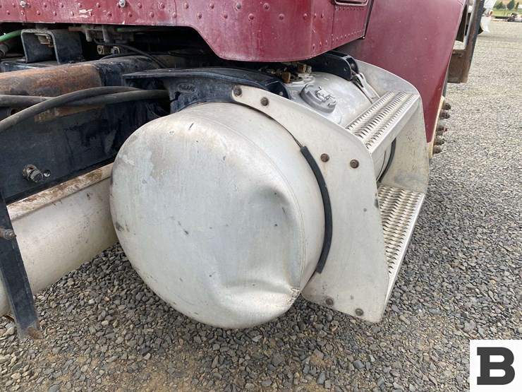 2002-peterbilt-330-image-31