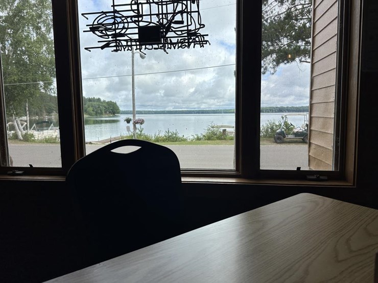 #100-•-waterfront-pub-with-4-bed/2-bath-apartment-image-60