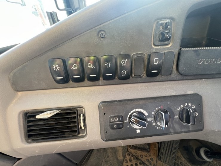 2021-volvo-a60h-image-40