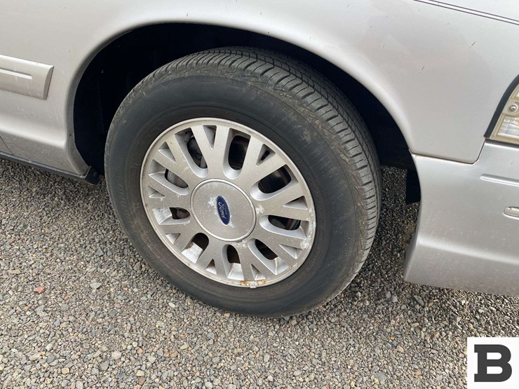 2005-ford-crown-victoria-sedan-image-7