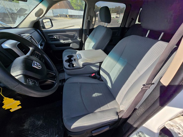 2020-ram-1500-classic-image-38