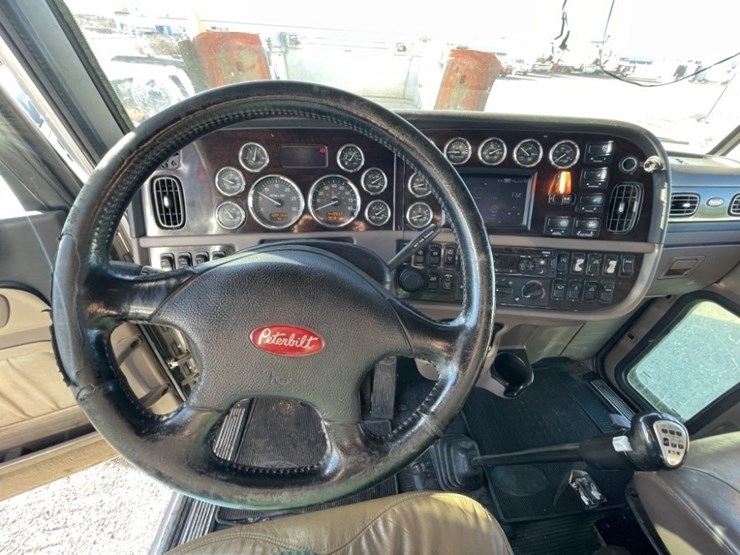 2018-peterbilt-367-image-36