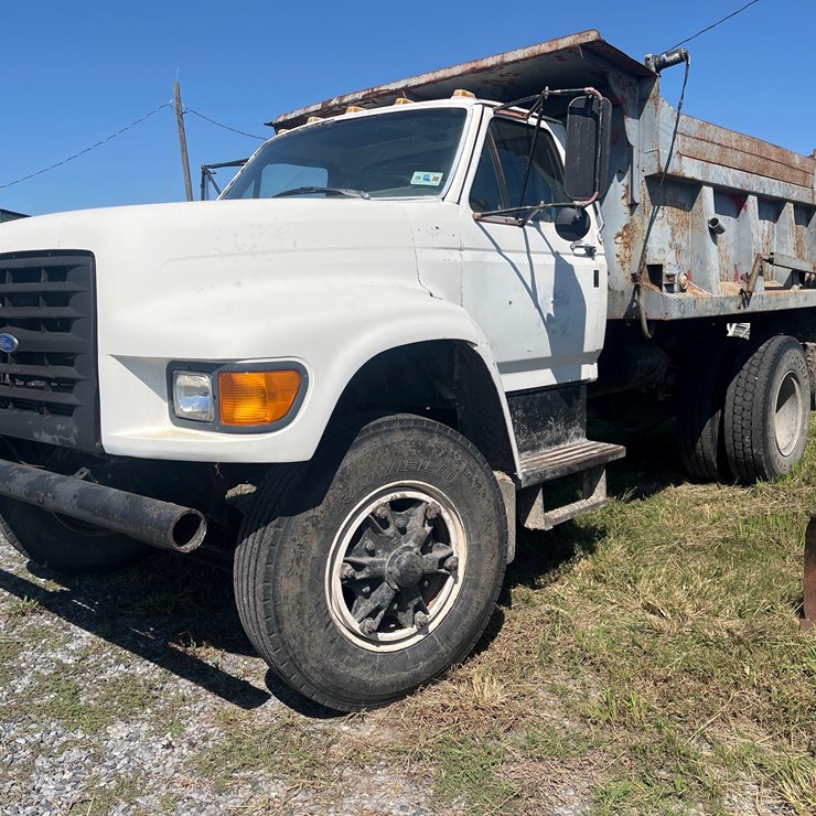 #107 • 1994 FORD 33000 DUMP TRUCK