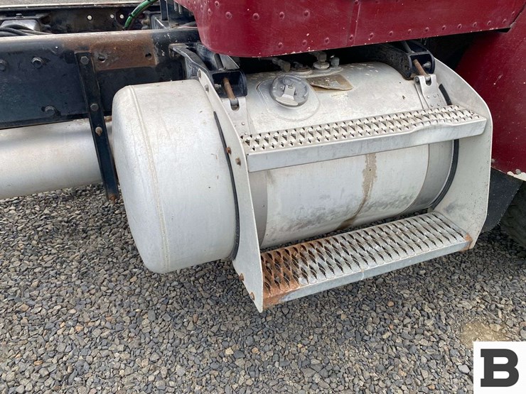 2003-peterbilt-330-image-19