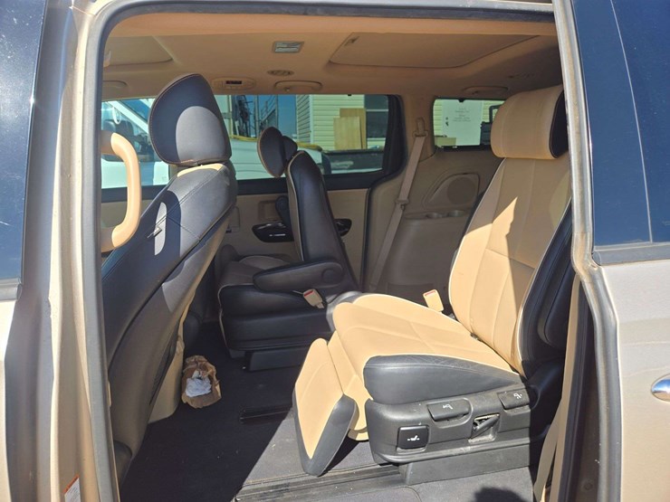 2015-kia-sedona-image-9