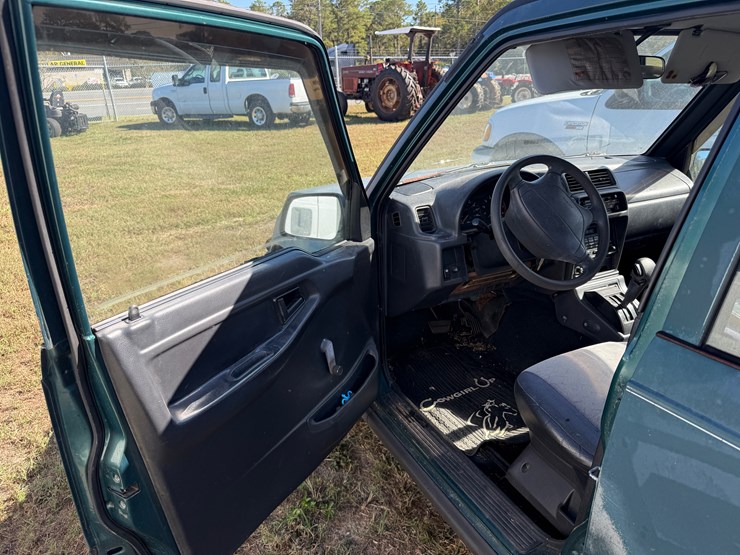 #37-•-#265-•-1996-geo-tracker-multipurpose-vehicle-(mpv)-image-12