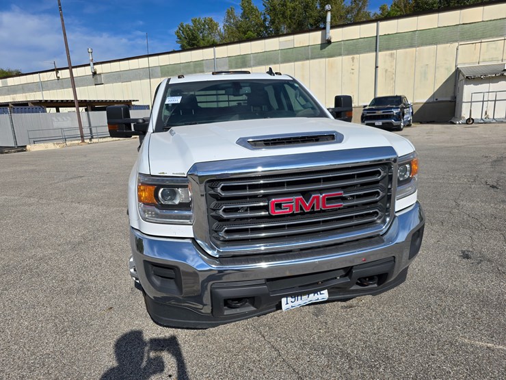 2017-gmc-sierra-3500-image-38