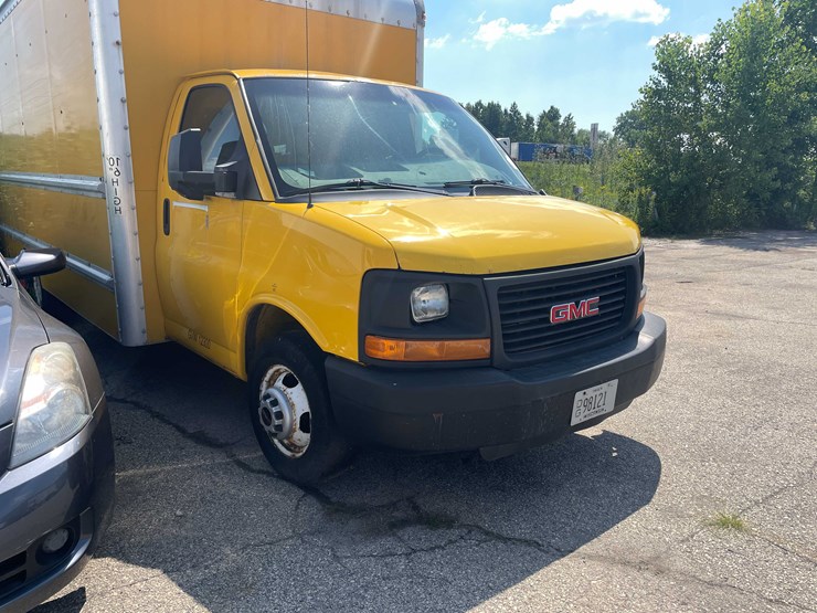 #1376-•-2012-gmc-savana-box-truck-(has-wi-title)-(of)-image-3