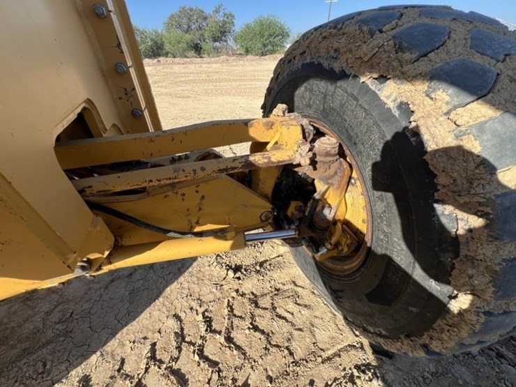 2011-deere-772gp-image-40