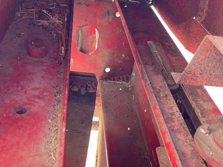 new-holland-275-image-32